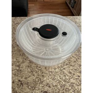 Oxo salad spinner